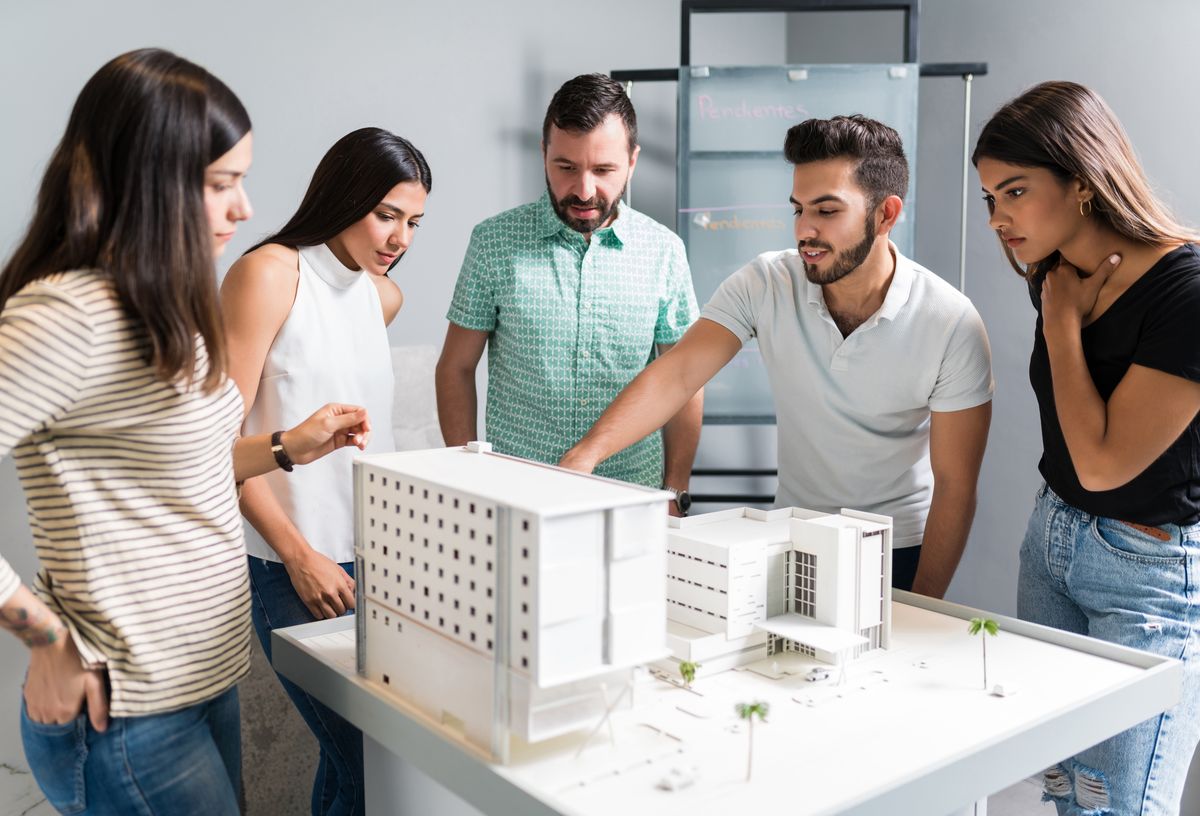 Equipo revisando la maqueta de un proyecto de vivienda